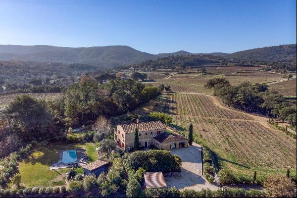 Provençal bastide with vineyards and garden for sale in Cogolin.