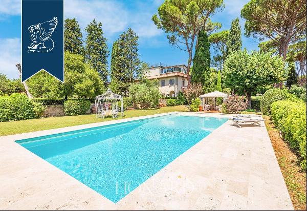Elegant two-family villa with a panoramic pool and a garden on Florence's hills