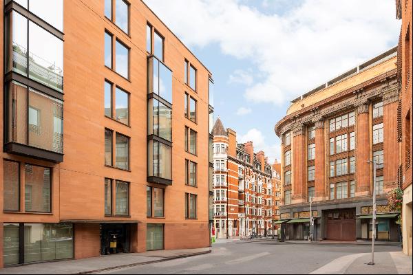 Outstanding four-bedroom triplex apartment in the heart of Knightsbridge