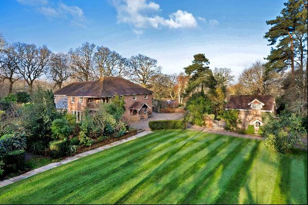 An impressive modern 4 bedroom country house located in a beautiful setting. Finished to a