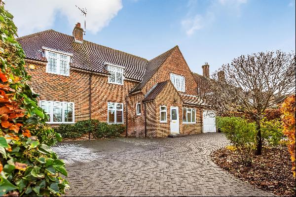 A well-maintained family home in the popular Onslow Village with an extensive, landscaped 