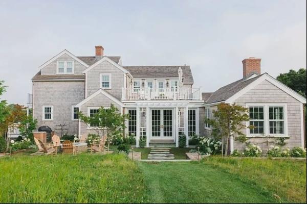 WEEKLY RENTAL...Welcome to the Nantucket of your dreams. The Green Market Farm sits on a p