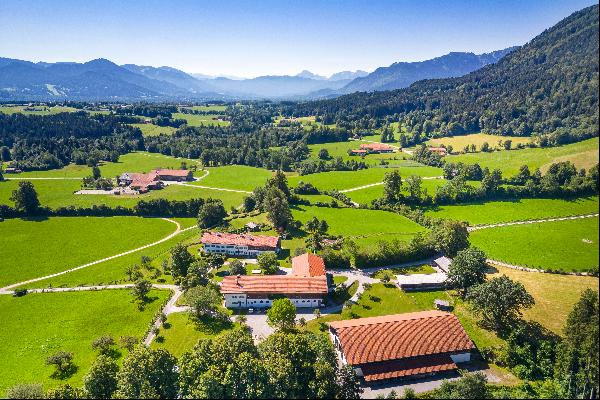 Unique property south of Munich: Spectacular country estate with riding facilities and in