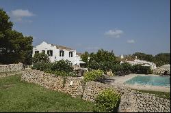 Traditional country estate with swimming pool and tennis court, for rent