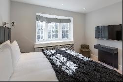 Beautiful three-bedroom lateral Mayfair apartment near Hyde Park