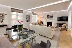 Beautiful three-bedroom lateral Mayfair apartment near Hyde Park