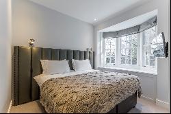 Beautiful three-bedroom lateral Mayfair apartment near Hyde Park