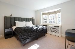 Beautiful three-bedroom lateral Mayfair apartment near Hyde Park