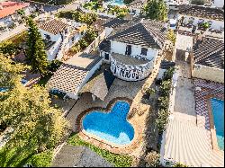 Detached villa with garden and pool in the residential development La Alegría