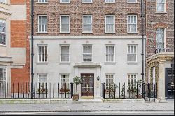 Lateral three-bedroom apartment in Mayfair