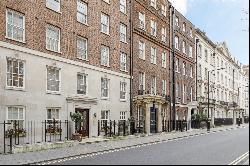 Lateral three-bedroom apartment in Mayfair