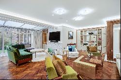 Lateral three-bedroom apartment in Mayfair