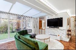 Lateral three-bedroom apartment in Mayfair