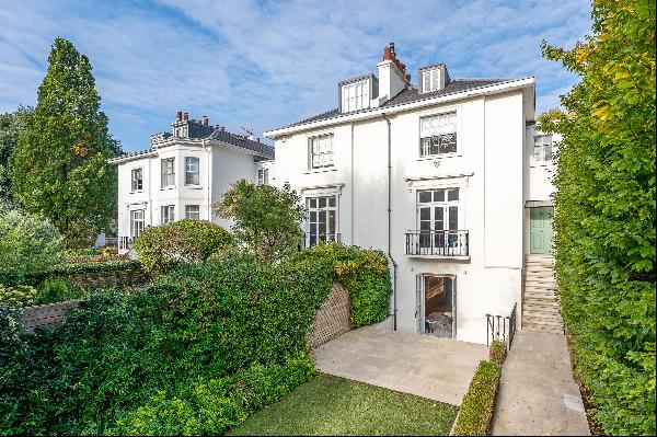 An outstanding and luxuriously appointed Grade II listed Victorian villa (3,102 sq ft / 28