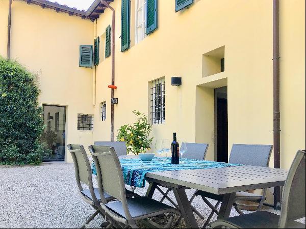 A beautiful four bedroom apartment for sale in the historic center of Lucca, with a privat