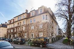 High-quality renovated 3.5-room apartment in an old building with vintage charm in a prim