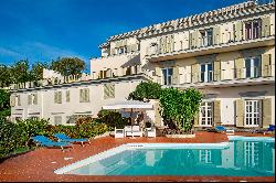 Estate with swimming pool overlooking the sea