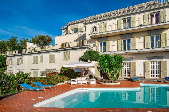 Estate with swimming pool overlooking the sea