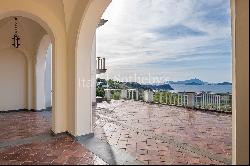 Estate with swimming pool overlooking the sea