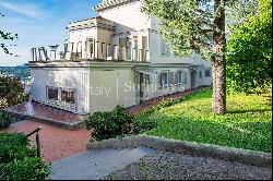 Estate with swimming pool overlooking the sea