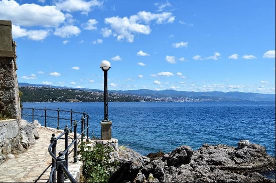 WATERFRONT APARTMENT IN A HISTORIC VILLA ON OPATIJA RIVIERA