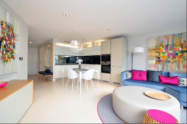 A stylish 2 bedroom apartment to rent in Bezier Apartments, The City EC1Y