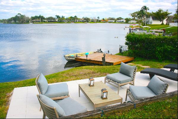 Modern and tastefully furnished 3 bedrooms 2 baths lake house with swimming pool in a gate