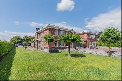 Spacious, colonial villa in a green residential area on the lake Gooimeer