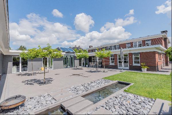 Spacious, colonial villa in a green residential area on the lake Gooimeer