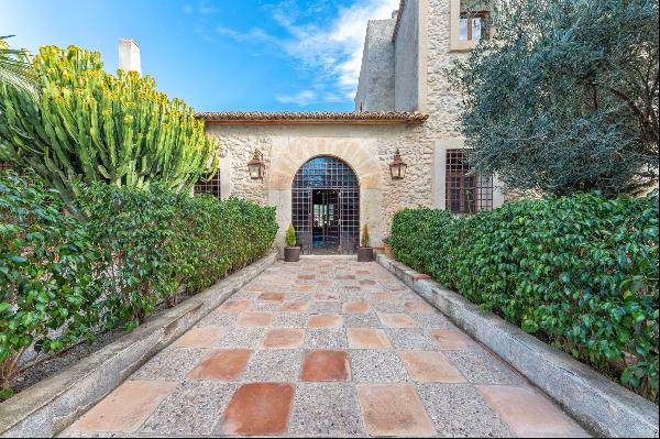 Charming 17th-century mansion with a beautiful garden and extensive land