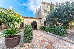 Charming 17th-century mansion with a beautiful garden and extensive land