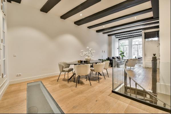 Luxurious and characteristic canal house with enchanting views of Amsterdam!