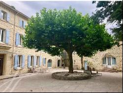 Provençal country house over 1,000 m², 23 bedrooms in 3.7 hectares of wooded parkland