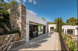Modern villa close to fantastic beaches