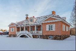 Wonderful estate by the lake shore