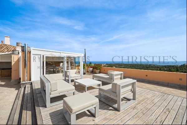Spacious penthouse in Bendinat with sea views and large roof terrace