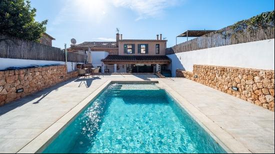 Beautiful mallorquin style townhouse with pool for sale in Pórto, Marratxí 07141