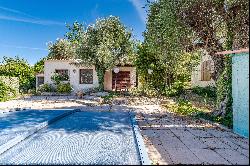 Mediterranean charm property and pool, minutes from Nice centre, to renovate.