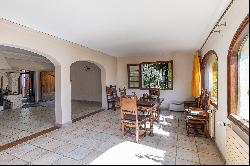 Mediterranean charm property and pool, minutes from Nice centre, to renovate.