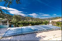 Mediterranean charm property and pool, minutes from Nice centre, to renovate.