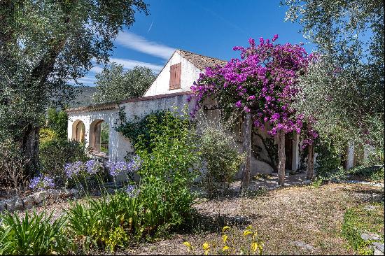 Mediterranean charm property and pool, minutes from Nice centre, to renovate.