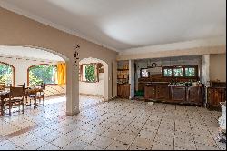 Mediterranean charm property and pool, minutes from Nice centre, to renovate.