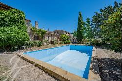 Farmhouse and its sheepfold to renovate near Aix en Provence