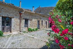 Farmhouse and its sheepfold to renovate near Aix en Provence