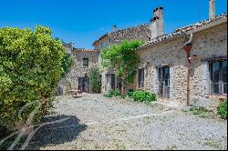 Farmhouse and its sheepfold to renovate near Aix en Provence