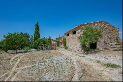 Farmhouse and its sheepfold to renovate near Aix en Provence