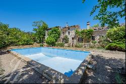 Farmhouse and its sheepfold to renovate near Aix en Provence