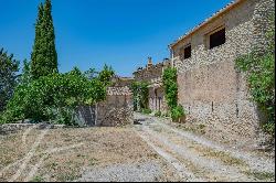 Farmhouse and its sheepfold to renovate near Aix en Provence