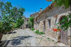 Farmhouse and its sheepfold to renovate near Aix en Provence