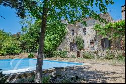 Farmhouse and its sheepfold to renovate near Aix en Provence